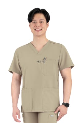 POLERA CLINICA HOMBRE MOMENTUM 5802 CAFÉ CLARO