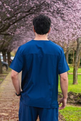 POLERA CLINICA HOMBRE MOMENTUM 5802 AZUL MARINO