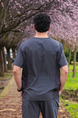 POLERA CLINICA HOMBRE MOMENTUM 5802 GRIS OSCURO