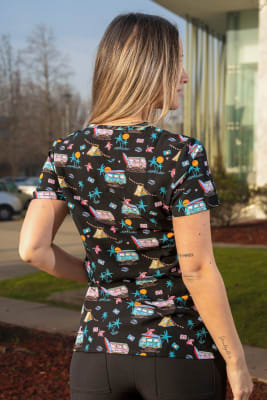 POLERA CLINICA MUJER ESTAMPADA GREEN TOWN 590Z 1528BK