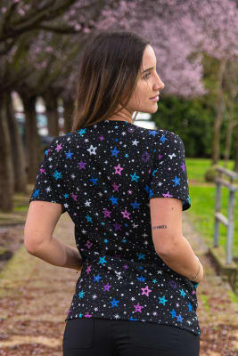 POLERA ESTAMPADA CIELO BLACK MUJER GLOBAL