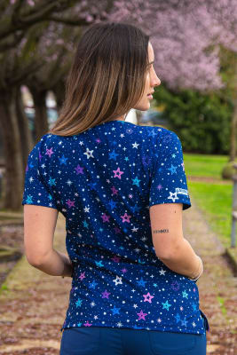 POLERA ESTAMPADA CIELO NAVY MUJER GLOBAL