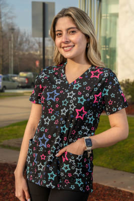 POLERA ESTAMPADA ESTRELLAS BLACK MUJER GLOBAL