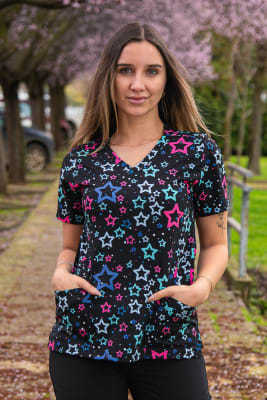 POLERA ESTAMPADA ESTRELLAS BLACK MUJER GLOBAL