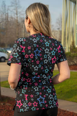 POLERA ESTAMPADA ESTRELLAS BLACK MUJER GLOBAL