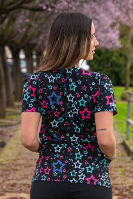 POLERA ESTAMPADA ESTRELLAS BLACK MUJER GLOBAL