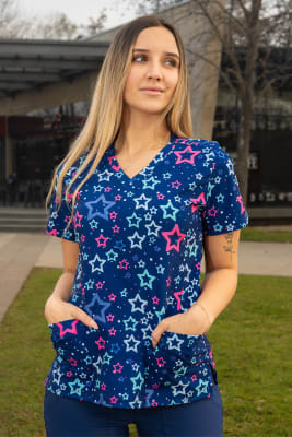 POLERA ESTAMPADA ESTRELLAS NAVY MUJER GLOBAL