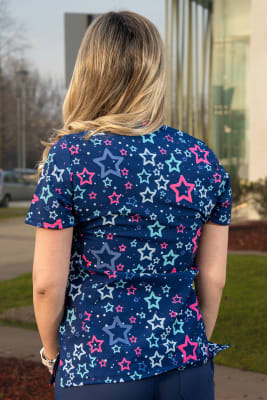 POLERA ESTAMPADA ESTRELLAS NAVY MUJER GLOBAL