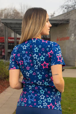 POLERA ESTAMPADA ESTRELLAS NAVY MUJER GLOBAL