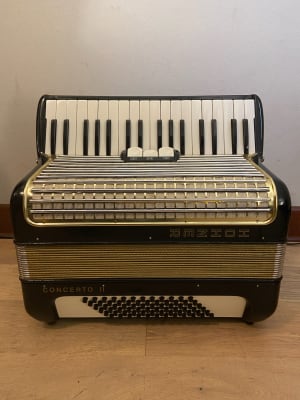 a piano 72 bajos Hohner Concerto II (SKU:2264)1