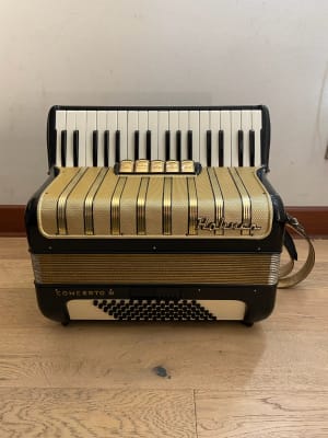 a piano 72 bajos Hohner Concerto III (SKU:2482)1