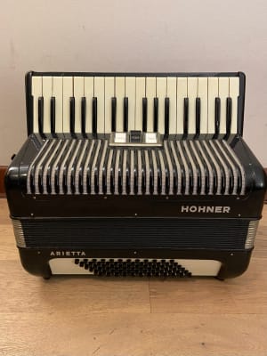 a piano 72 bajos Hohner Arietta IM (SKU:2261)1