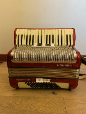 a piano 72 bajos Hohner Arietta IIM (SKU:2485)1