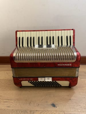 a piano 72 bajos Hohner Arietta IIM (SKU:2451)1