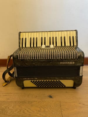 a piano 72 bajos Hohner Arietta IM (SKU:2484)1
