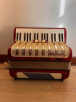 a piano 72 bajos Hohner Concerto II (SKU:2013)1