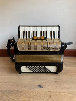 a piano 48 bajos Hohner Student VM (SKU:2539)1