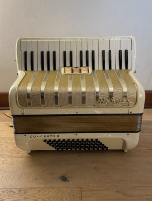 a piano 72 bajos Hohner Concerto II (SKU:2573)1