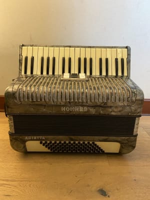 a piano 72 bajos Hohner Arietta IM (SKU:2085)1