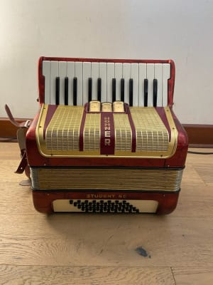 a piano 40 bajos Hohner Student IV (SKU:2578)1