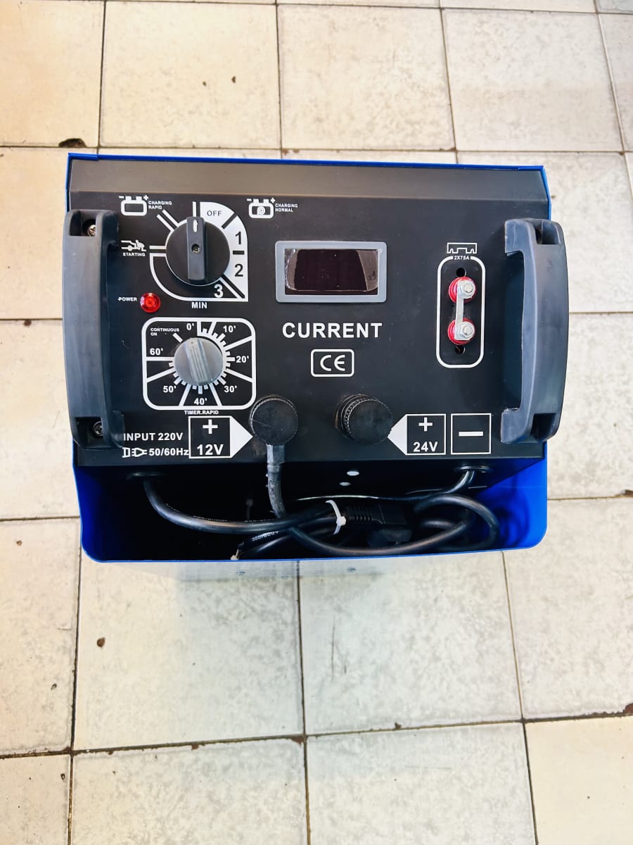 Cargador y Arrancador de Batería CD-530 – Alta Potencia para Autos, Camiones y Maquinaria2