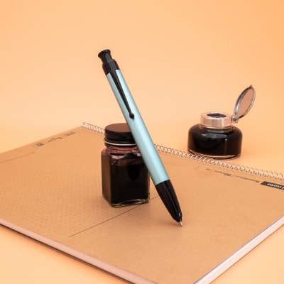 Bolígrafo Monteverde Engage One-Touch Inkball Anodized Winter Turquoise, Punta Media1