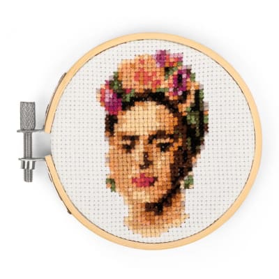 Kikkerland Kit De Bordado Mini Punto Cruz Frida1