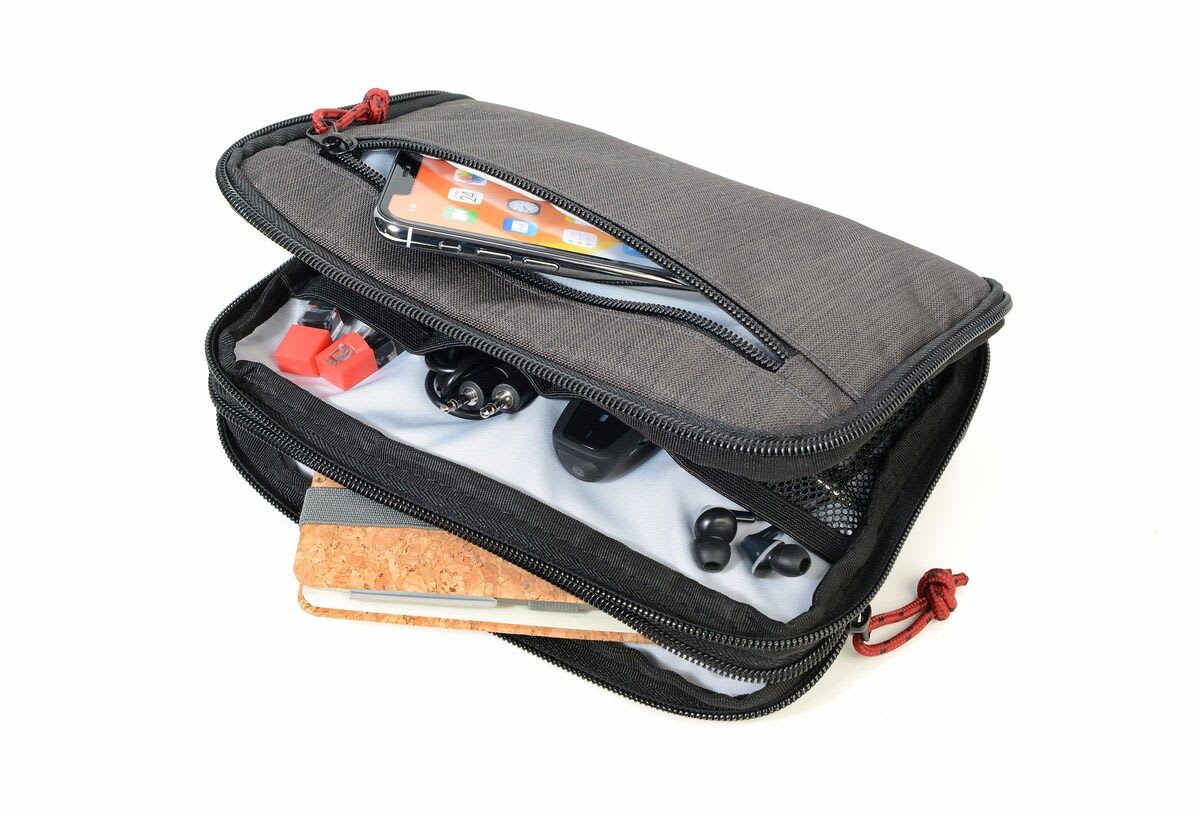 Estuche Troika organizador para cables con cierre. Gris1