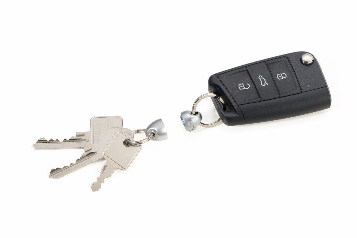 Llavero Troika 2 imanes metal fundido. Plateado2