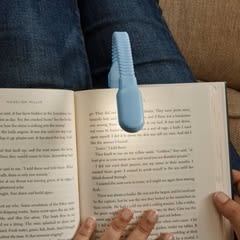 Kikkerland Luz De Lectura Clip De Libro Azul Recargable4