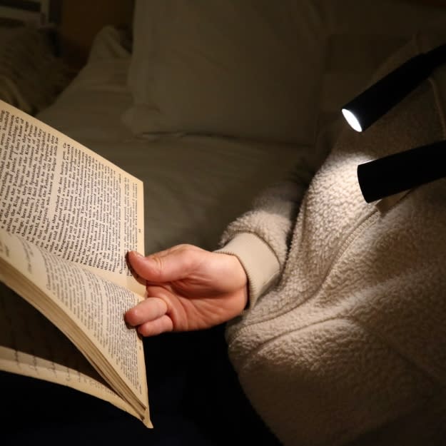 lámpara Kikkerland Luz De Libro Manos Libres6