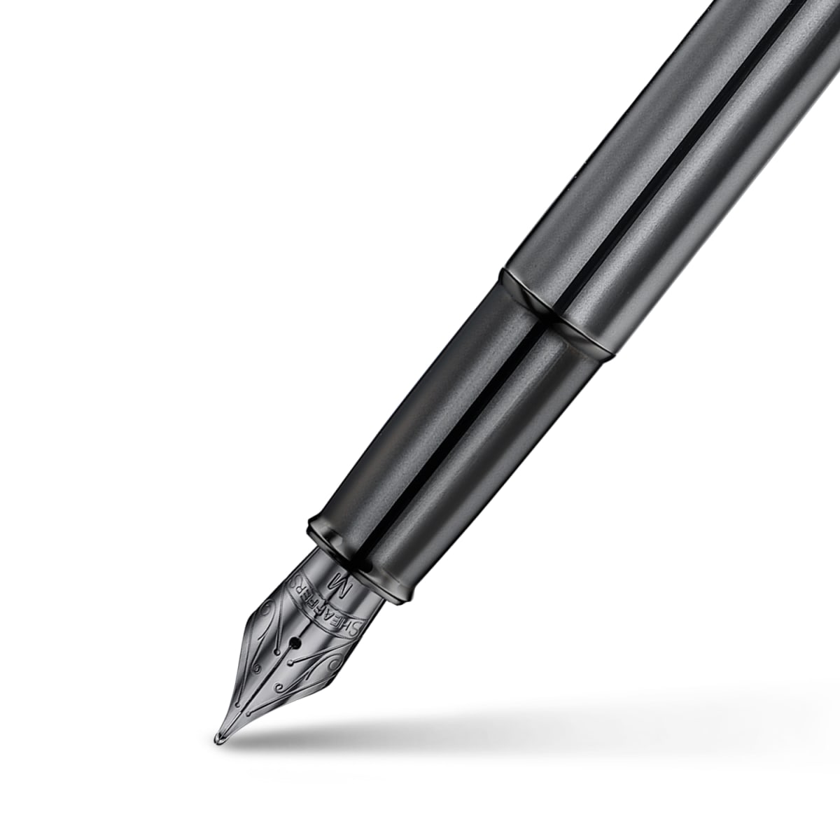 PLUMA FUENTE SHEAFFER 100 GRIS OSCURO CON ACABADOS EN PVD NEGRO METALICO2