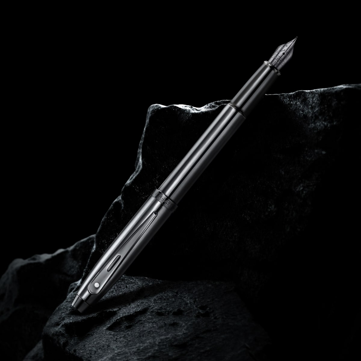PLUMA FUENTE SHEAFFER 100 GRIS OSCURO CON ACABADOS EN PVD NEGRO METALICO3