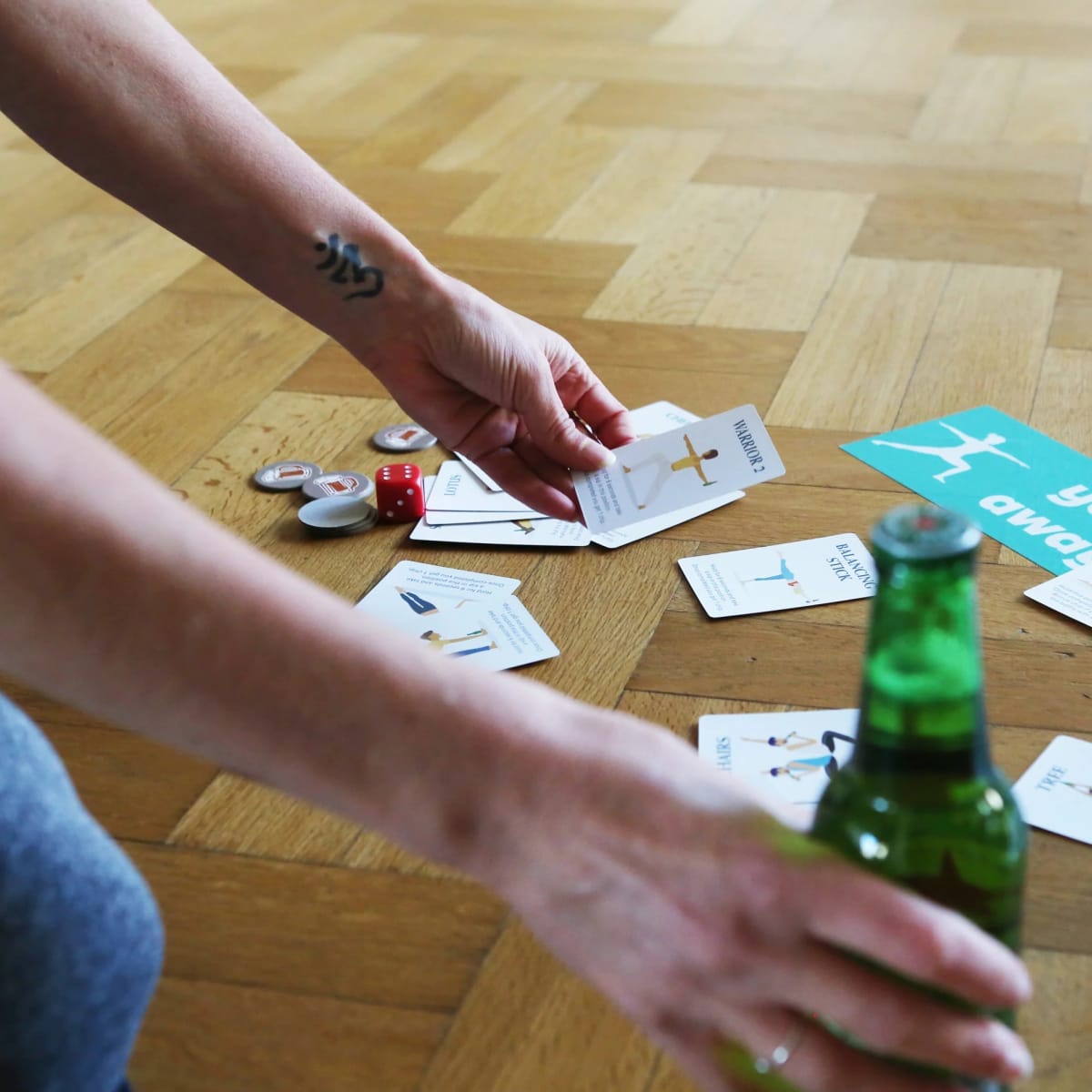 Juego Kikkerland Yoga Cerveza3