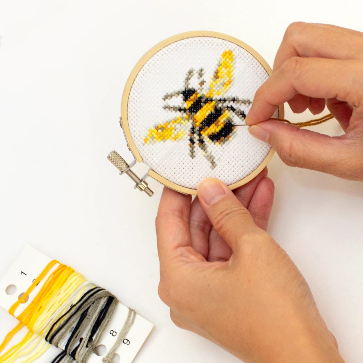 Mini Kit bastidor De Bordado Kikkerland Punto Cruz Abeja2