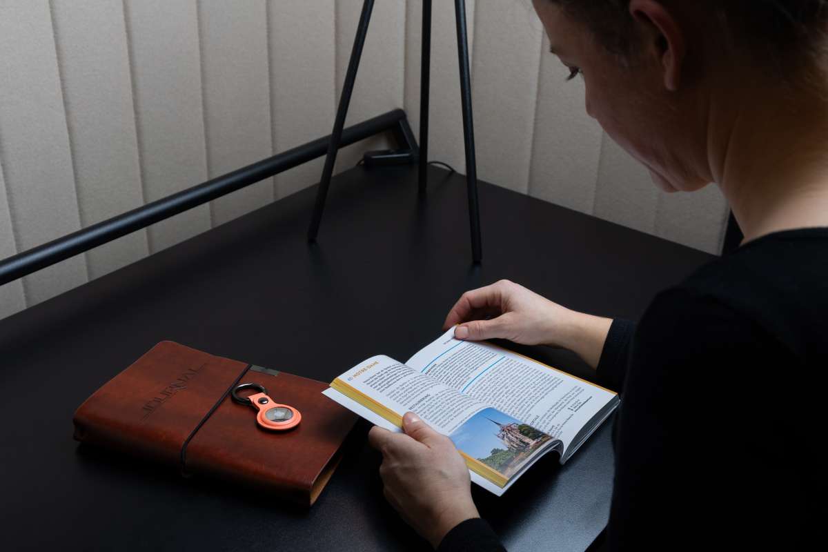 Llavero TROIKA AIRTAG COVER gunmetal, naranja5