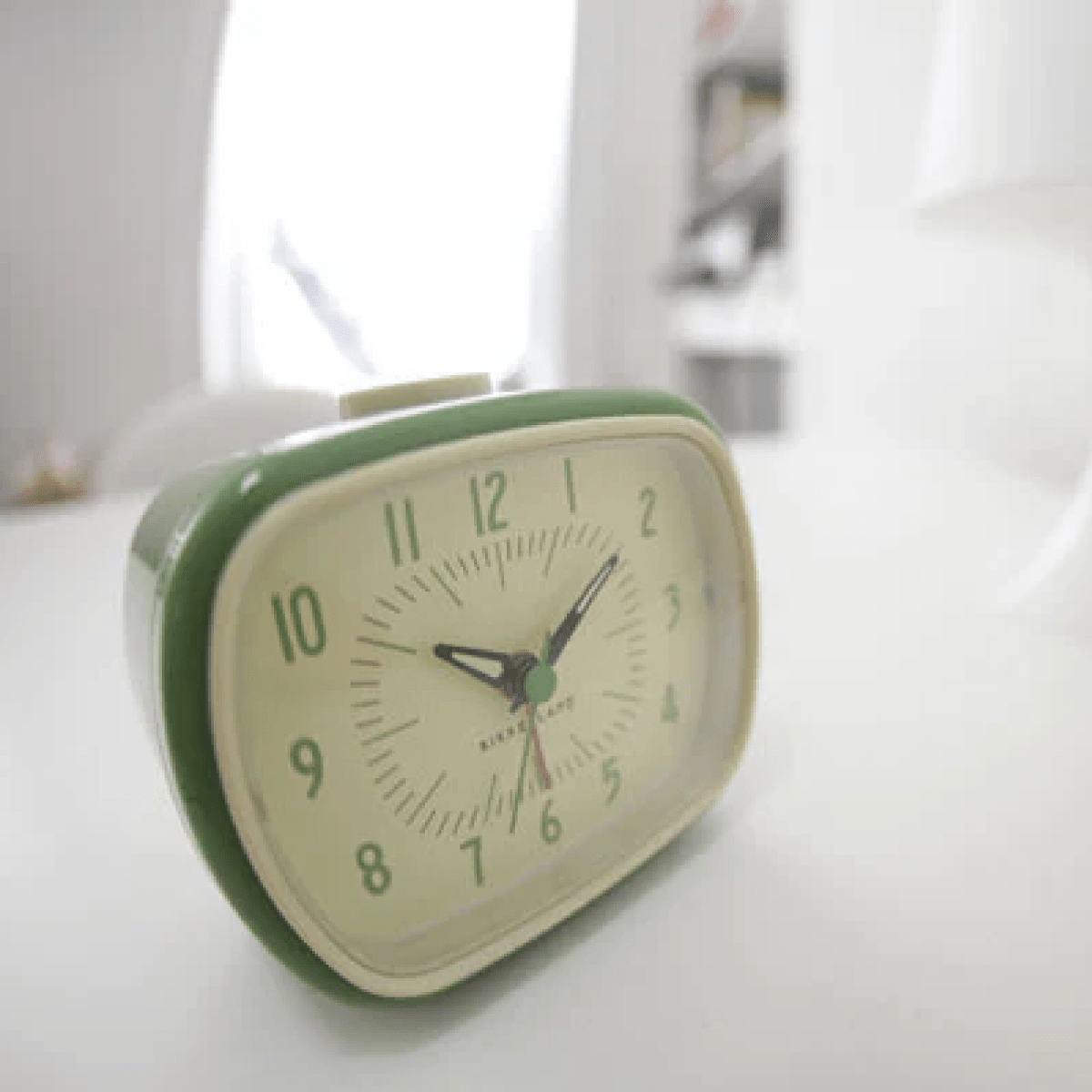 Reloj Despertador Kikkerland  Retro Verde2