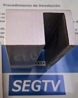 Accesorio tipo U para cerraduras de pivote para puertas de vidrio