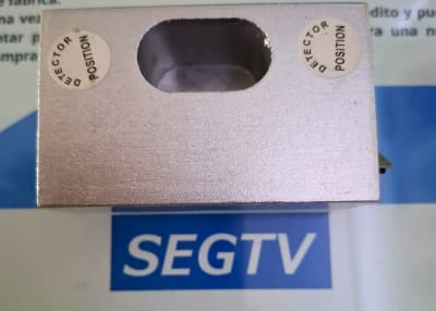 Accesorio tipo U para cerraduras de pivote para puertas de vidrio