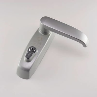 Cerradura exterior para barras antipánico marca Jaque con llave plana, color gris T800M14