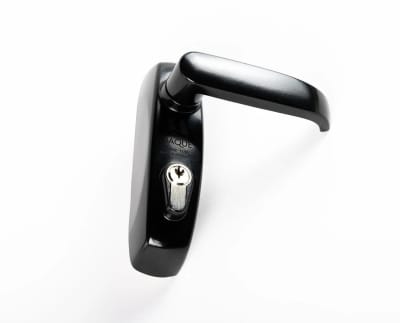 Cerradura exterior para barras antipánico marca Jaque con llave plana , color negro T800M10B