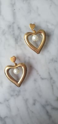 Aros de corazon dorado con perla de fantasía