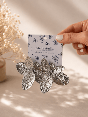 Aros flores plateadas grandes