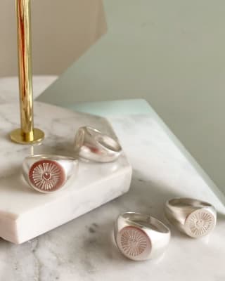 anillo corazon y rayos