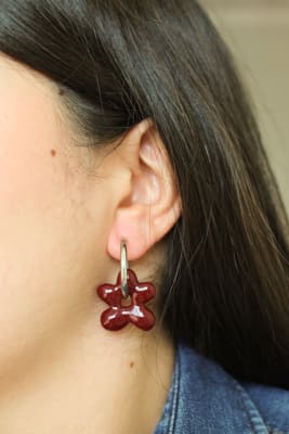 Aros Hibisco Charm Burdeo · Argolla plateada
