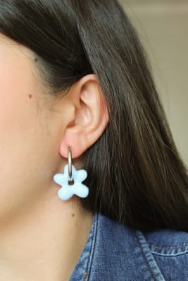 Aros Hibisco Charm Celeste · Argolla plateada