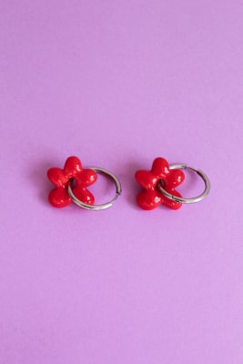 Aros Hibisco Charm Rojo · Argolla plateada