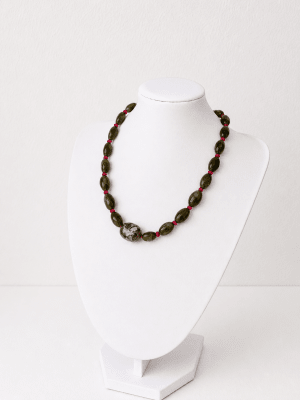 Collar piedras verdes, separadores rojos
