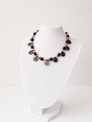 Collar rojo y azul, monedas