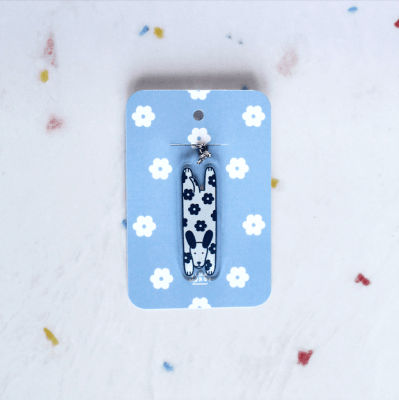 Llavero acrílico perrito con flores azules